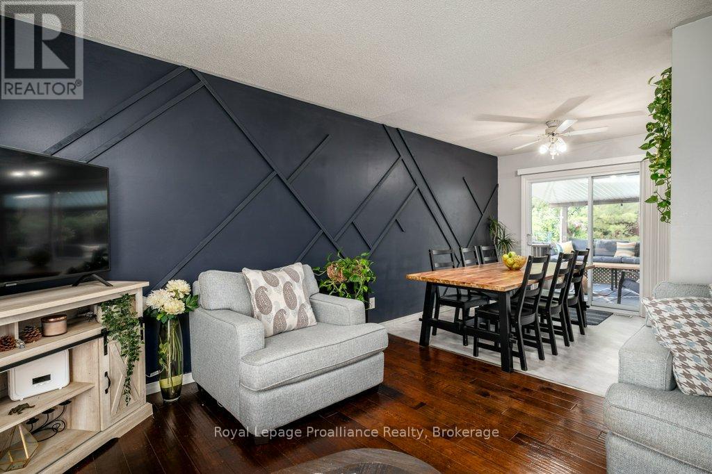 92 WALLBRIDGE CRESCENT - 11