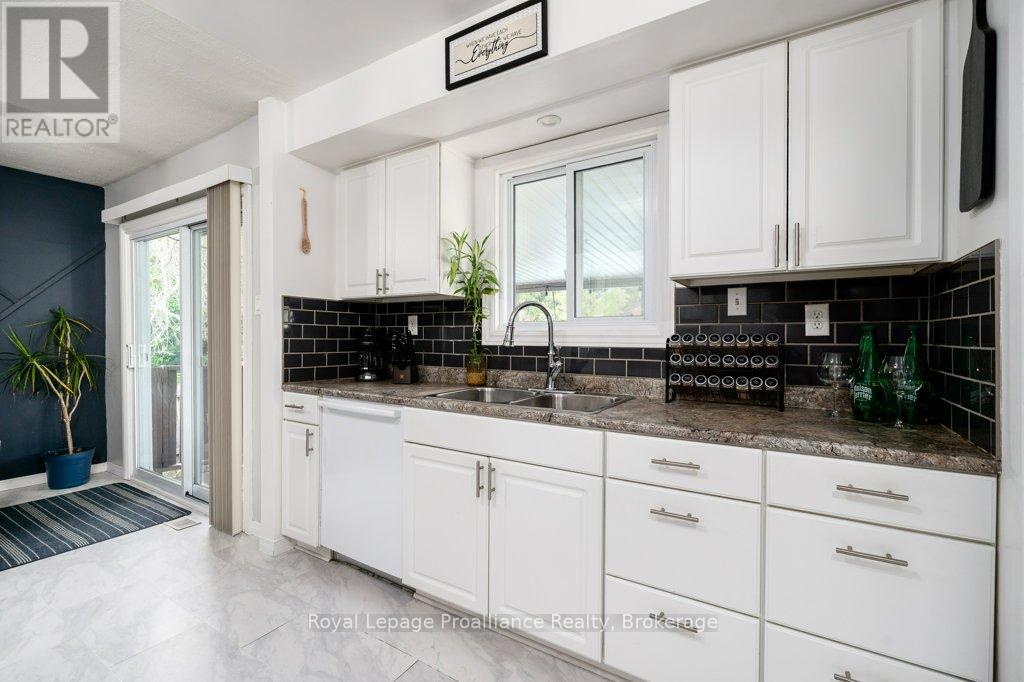 92 WALLBRIDGE CRESCENT - 18