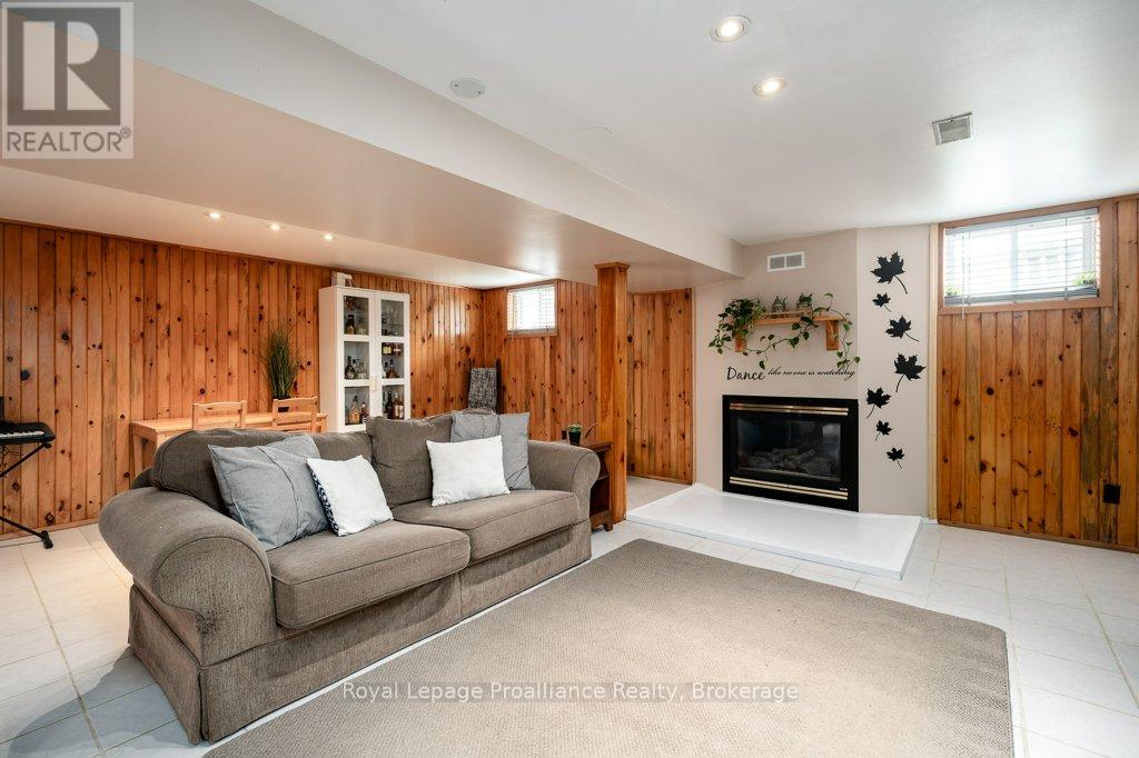 92 WALLBRIDGE CRESCENT - 28