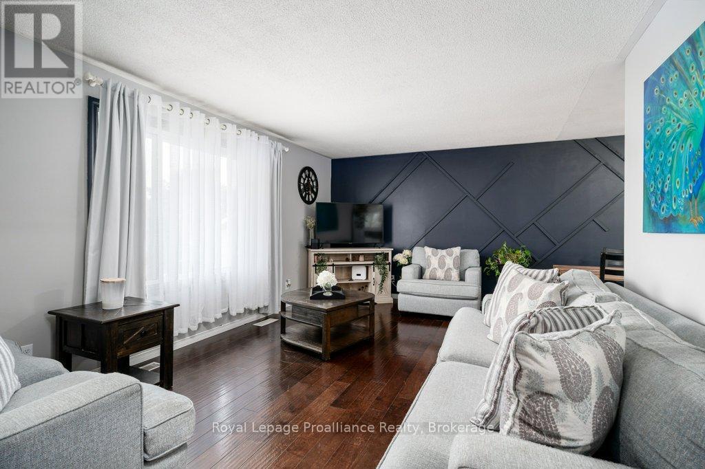92 WALLBRIDGE CRESCENT - 8
