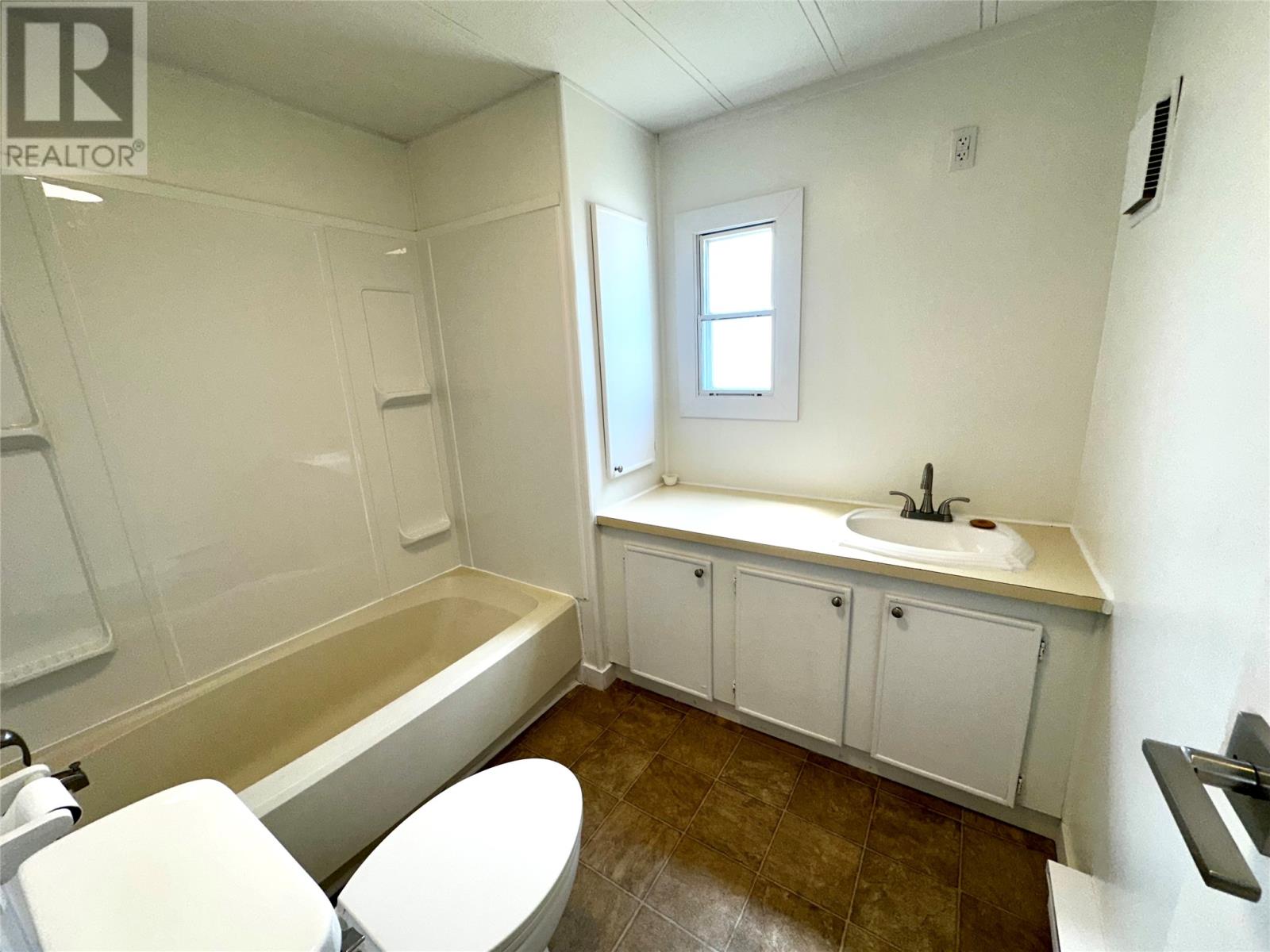 1 Robinson Avenue - Image 18