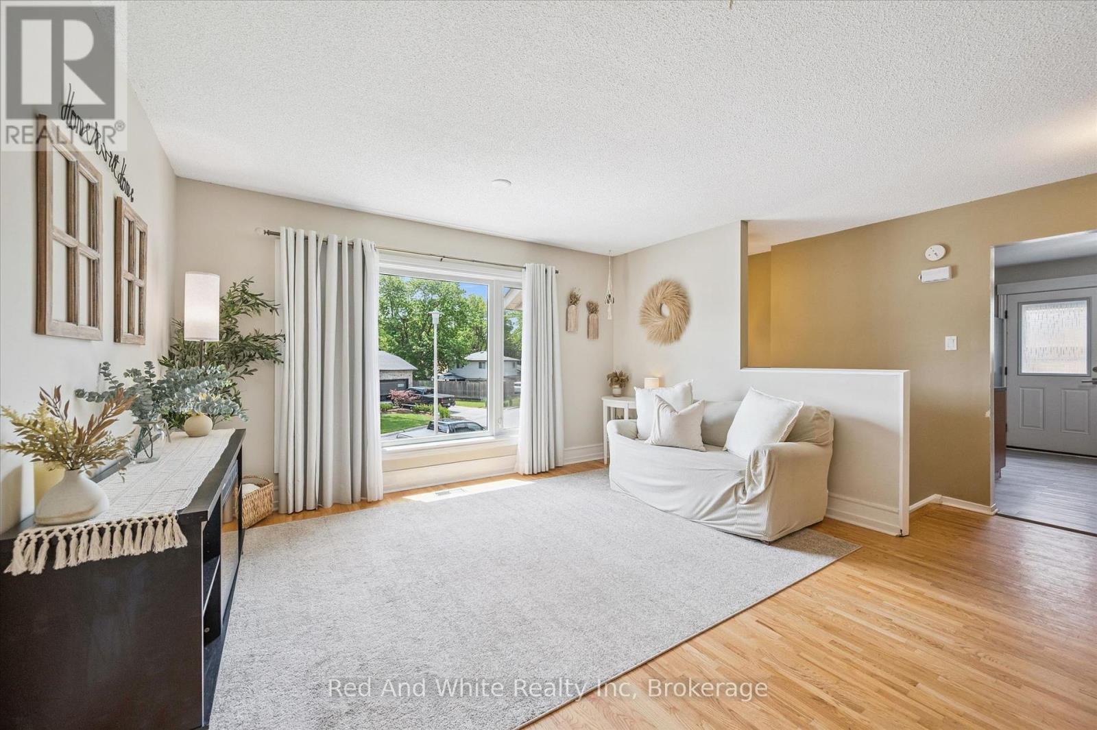 24 BYTON LANE - 6