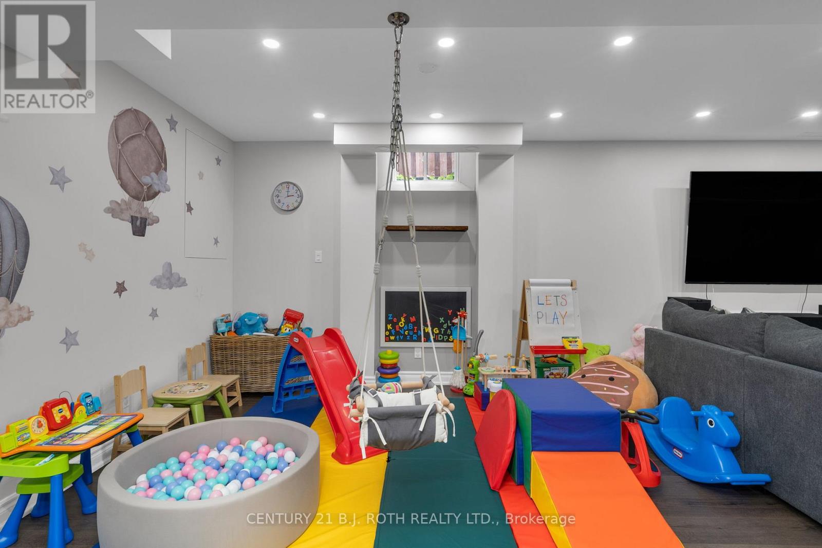 16 LONGMAN DRIVE - 28