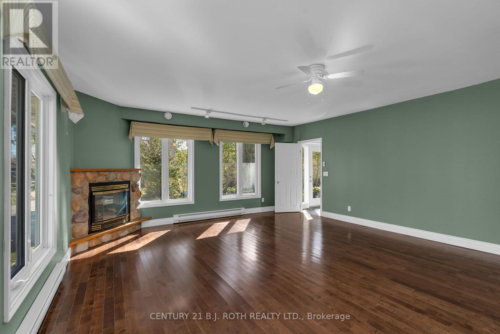 49 LAKESHORE ROAD E - 18