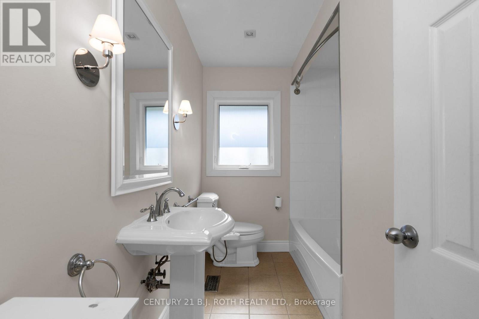 49 LAKESHORE ROAD E - 25