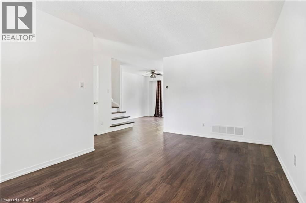 32 LANSING Square - 12