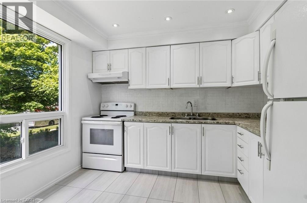 32 LANSING Square - 17