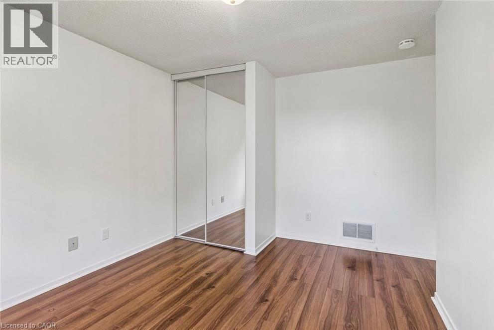 32 LANSING Square - 25