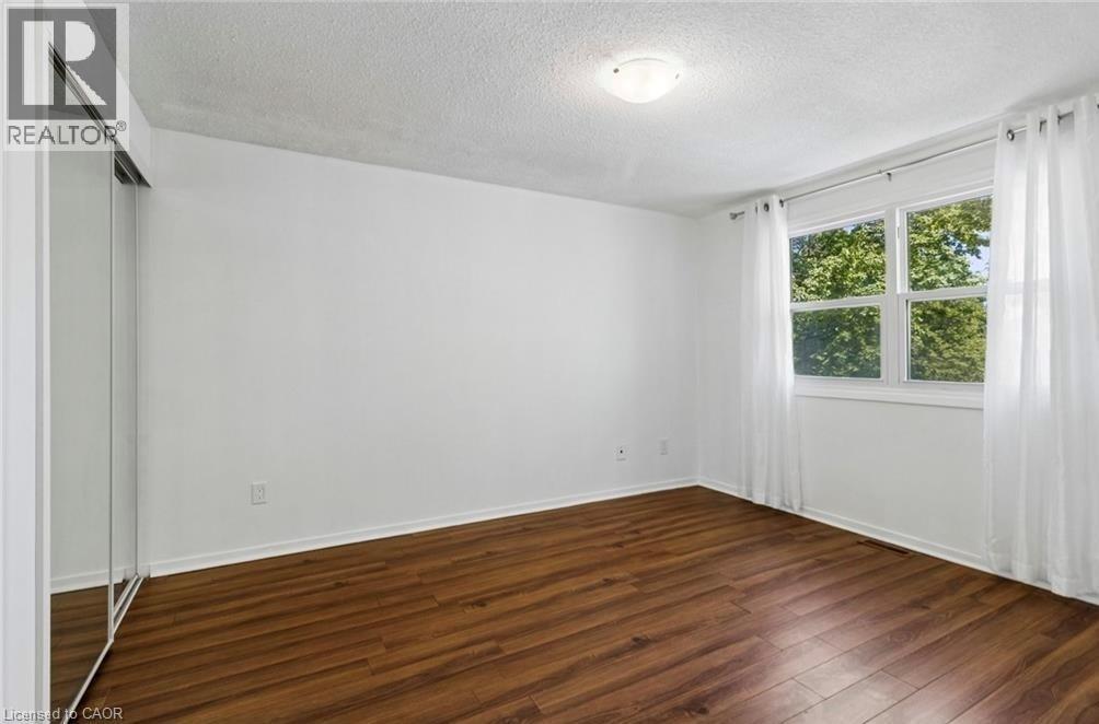 32 LANSING Square - 26