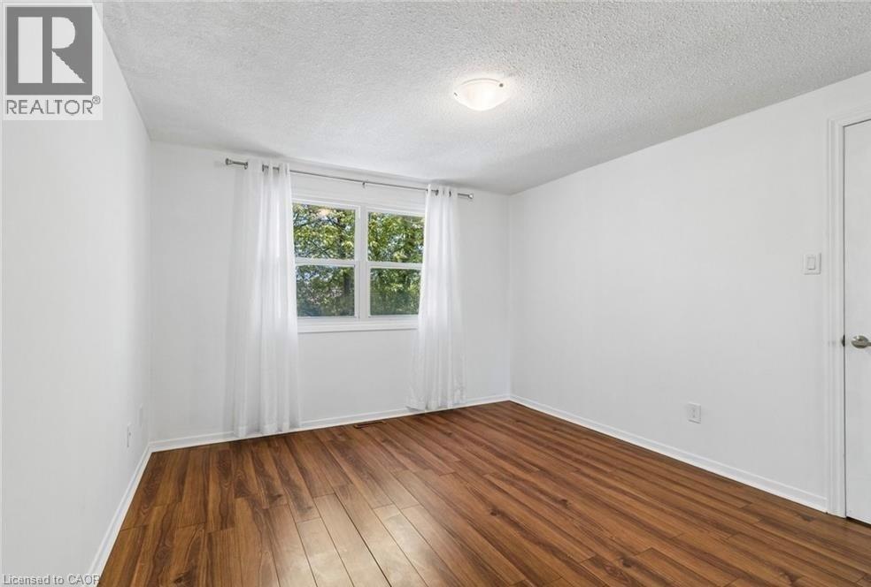 32 LANSING Square - 27