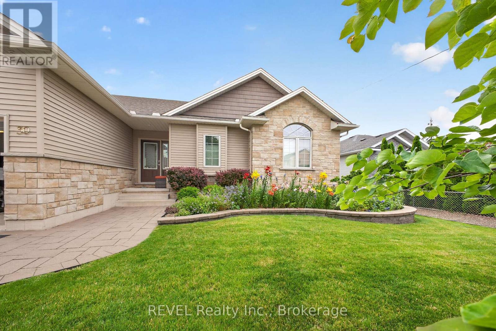 30 DRUMMOND CRESCENT - 3