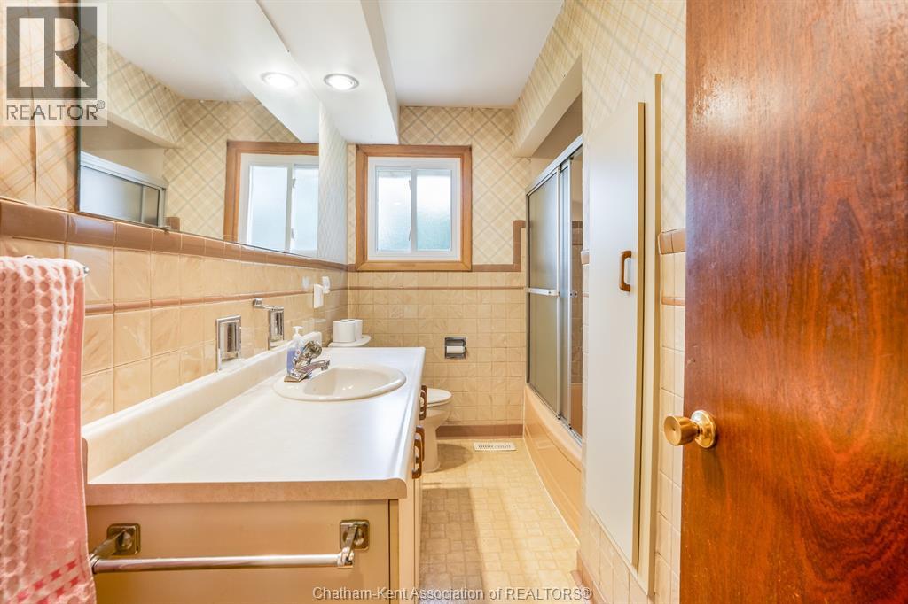 252 Tweedsmuir AVENUE East - 18