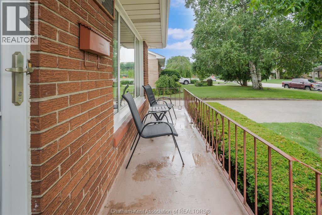 252 Tweedsmuir AVENUE East - 4