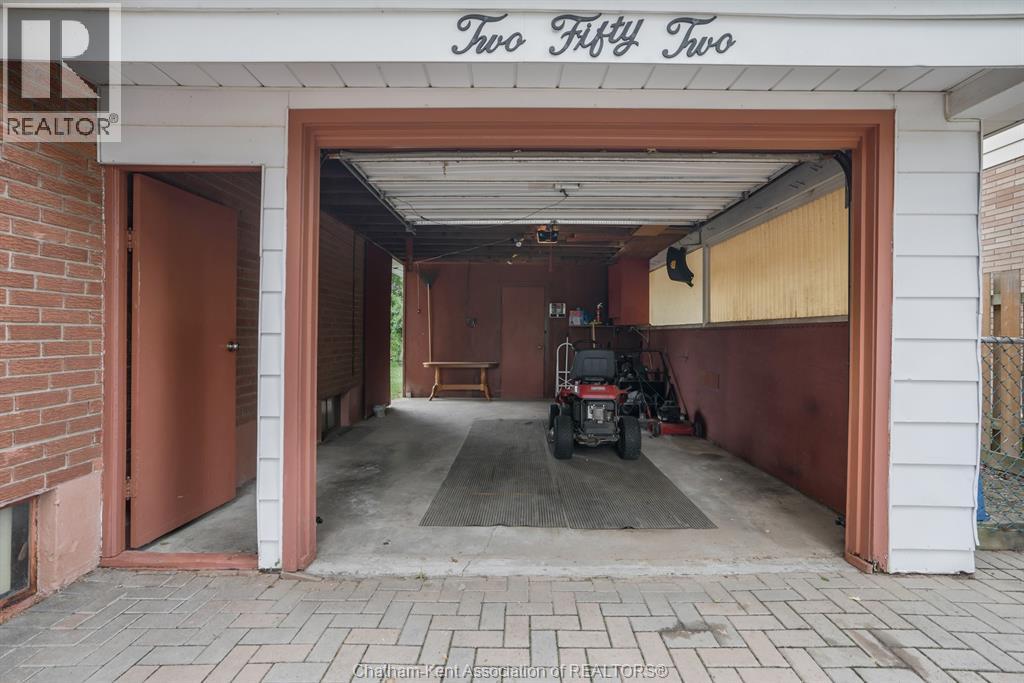 252 Tweedsmuir AVENUE East - 5