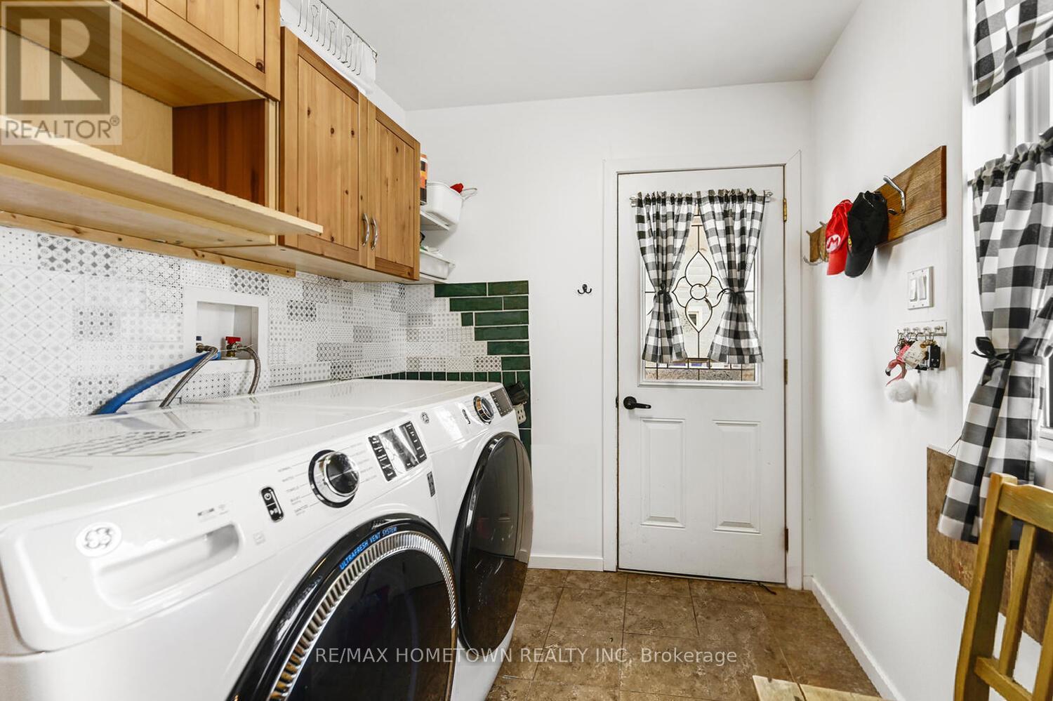 204 WOOD STREET E - 19