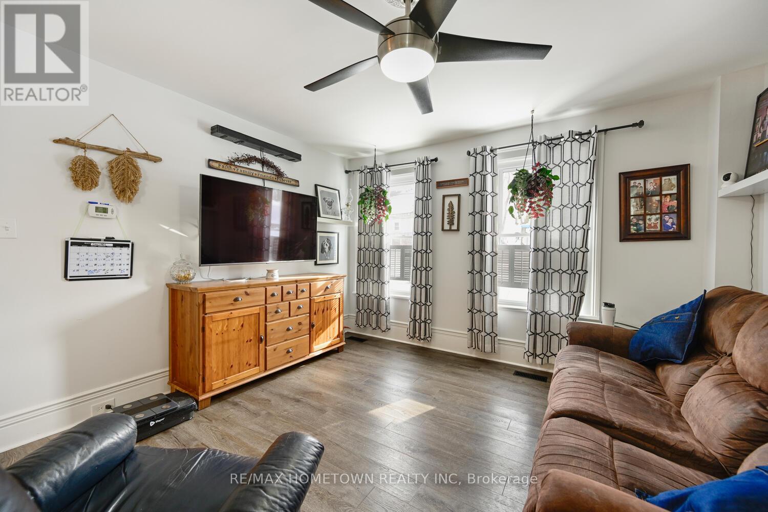 204 WOOD STREET E - 8