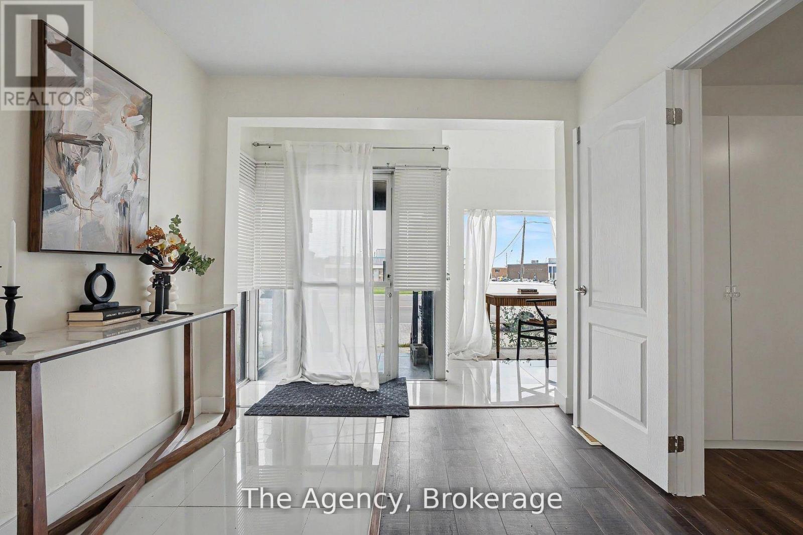 881 LAKESHORE ROAD E - 11