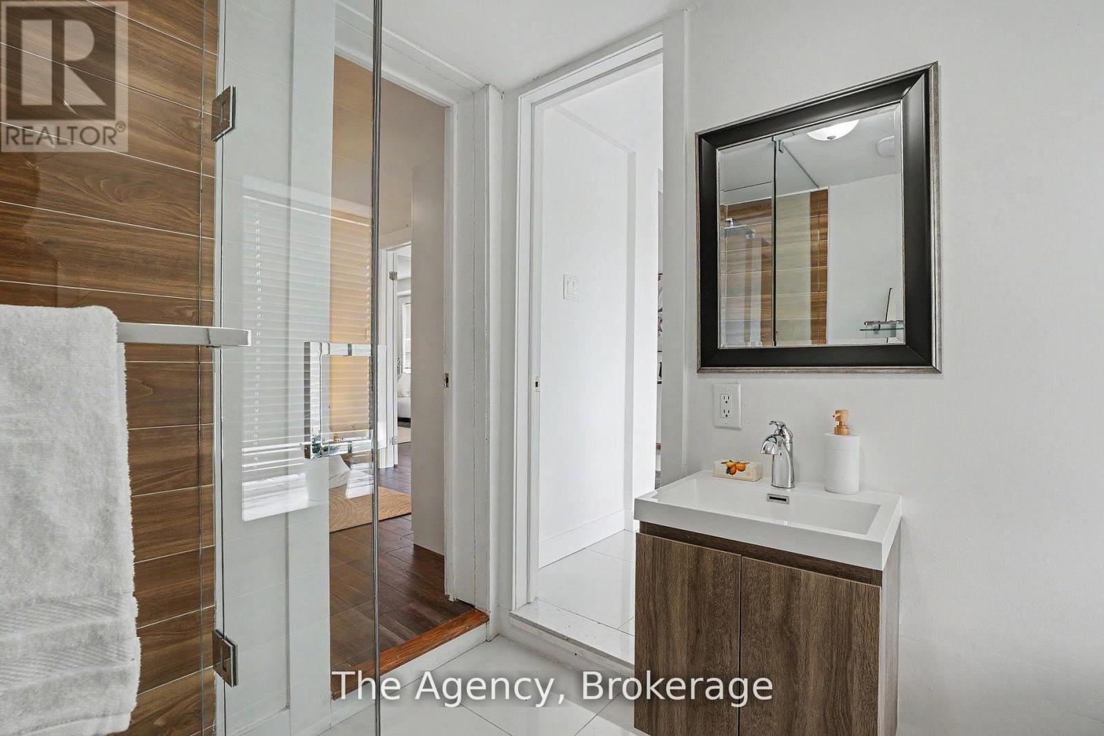 881 LAKESHORE ROAD E - 13