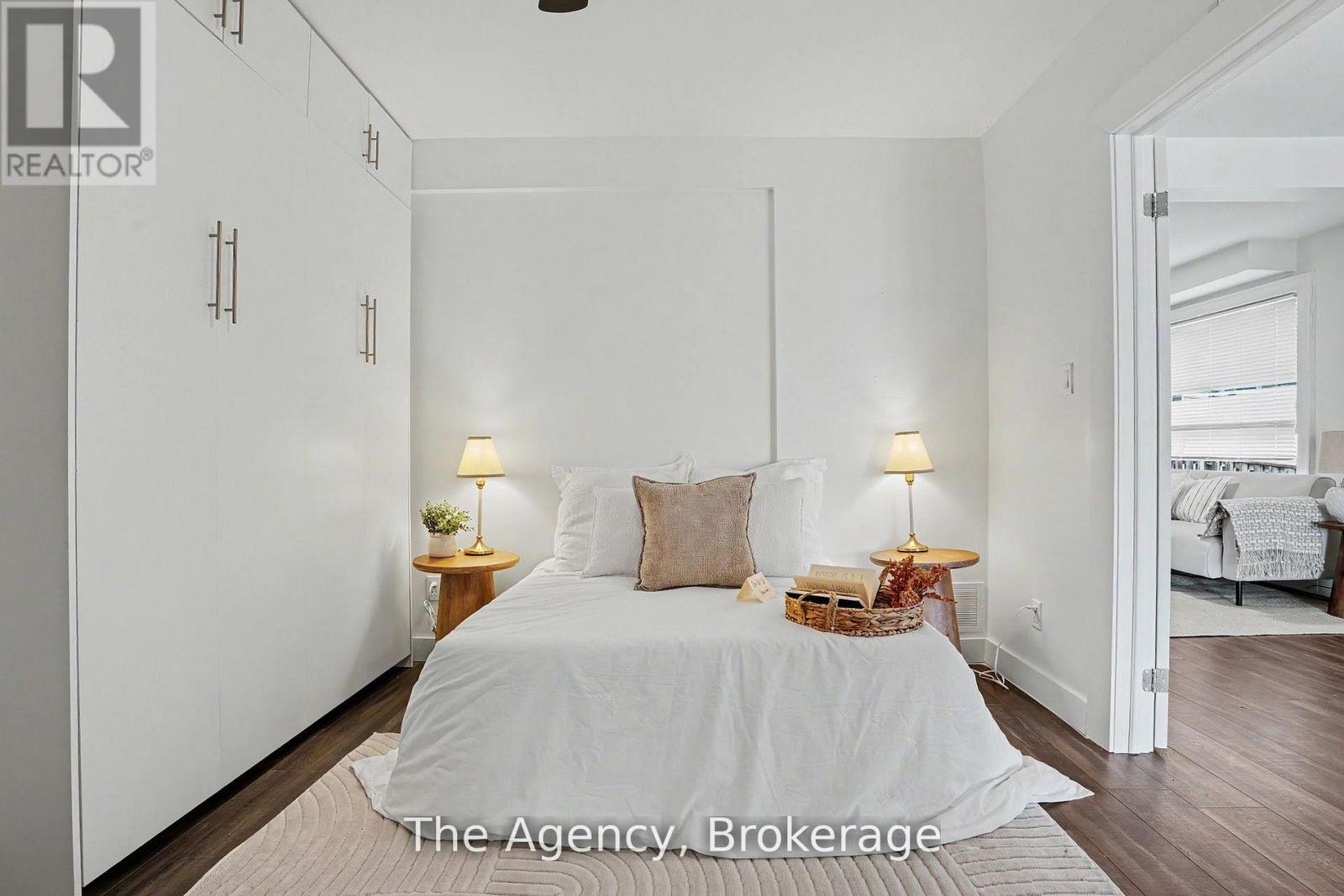 881 LAKESHORE ROAD E - 14