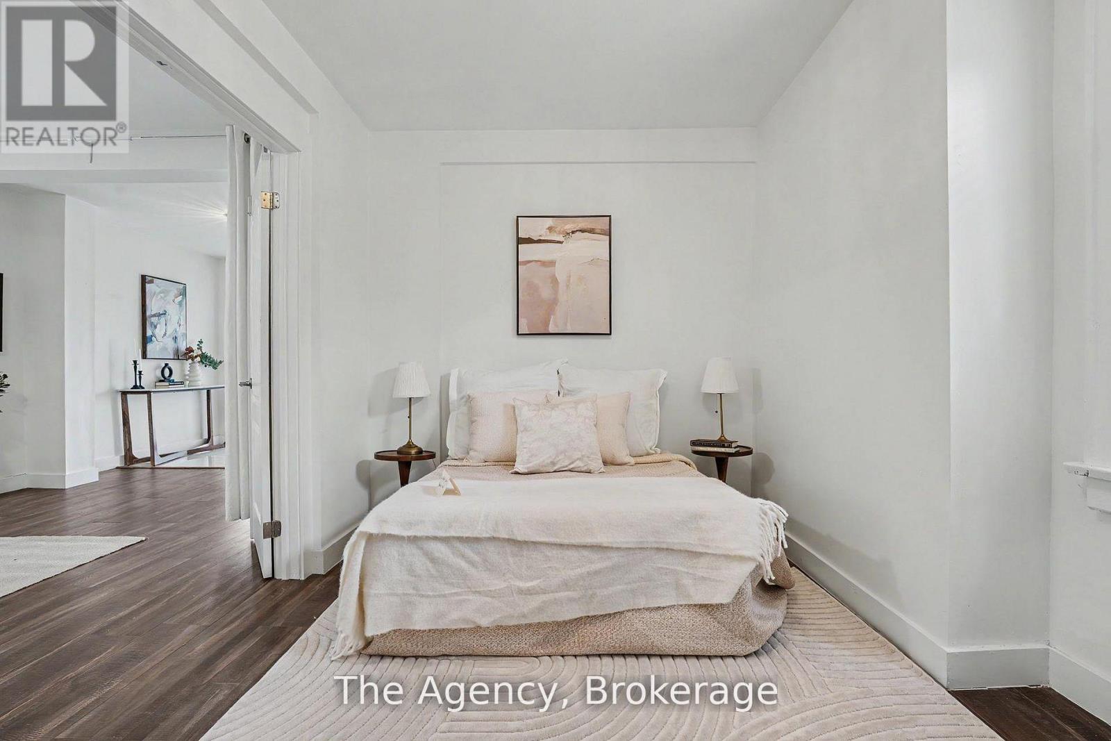 881 LAKESHORE ROAD E - 16