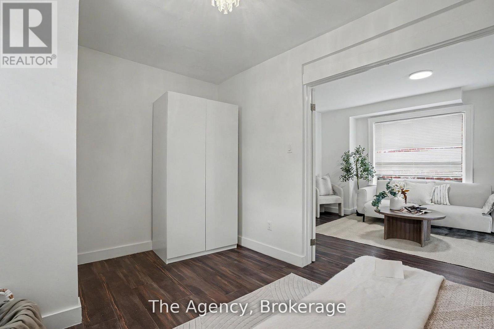 881 LAKESHORE ROAD E - 17