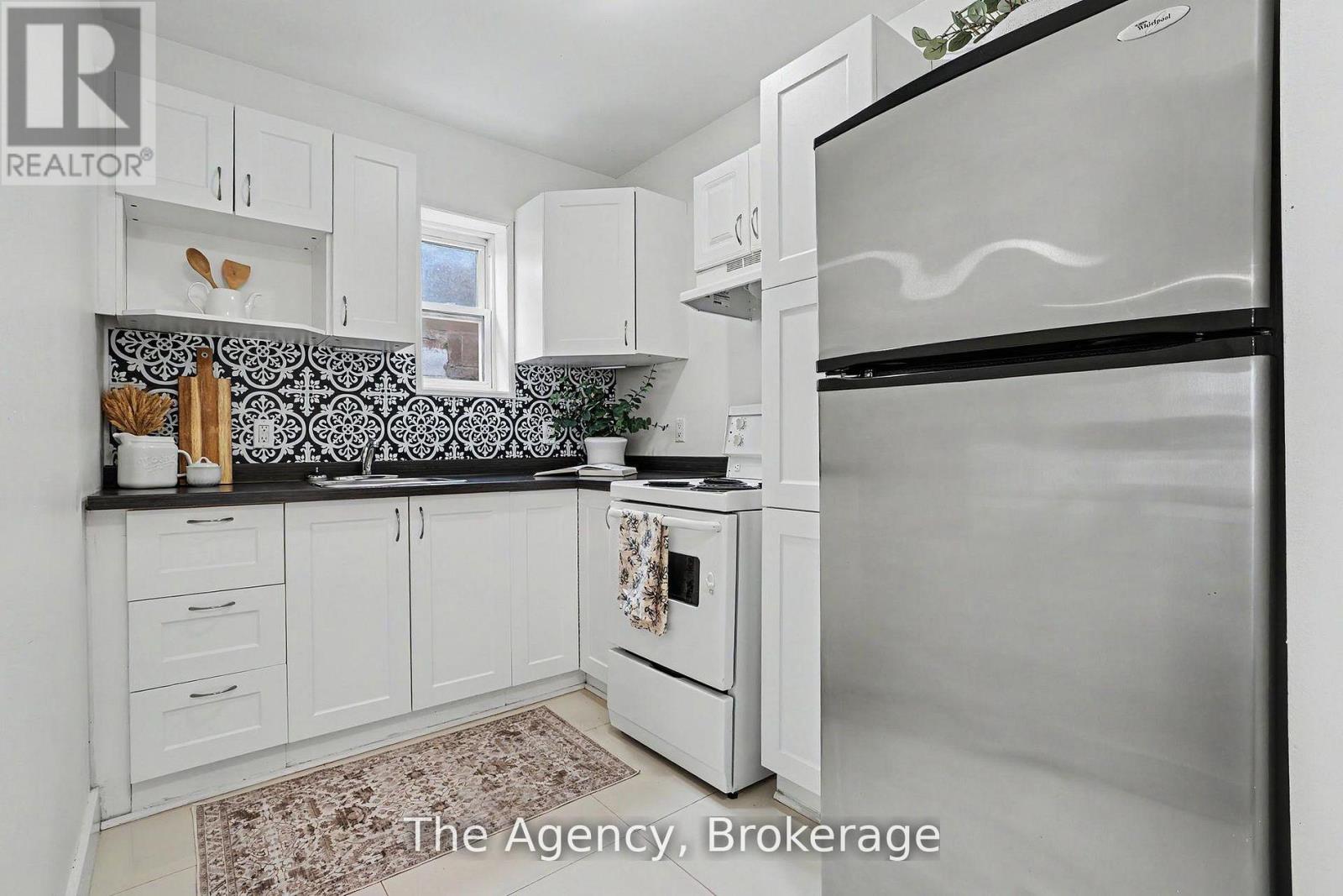 881 LAKESHORE ROAD E - 18