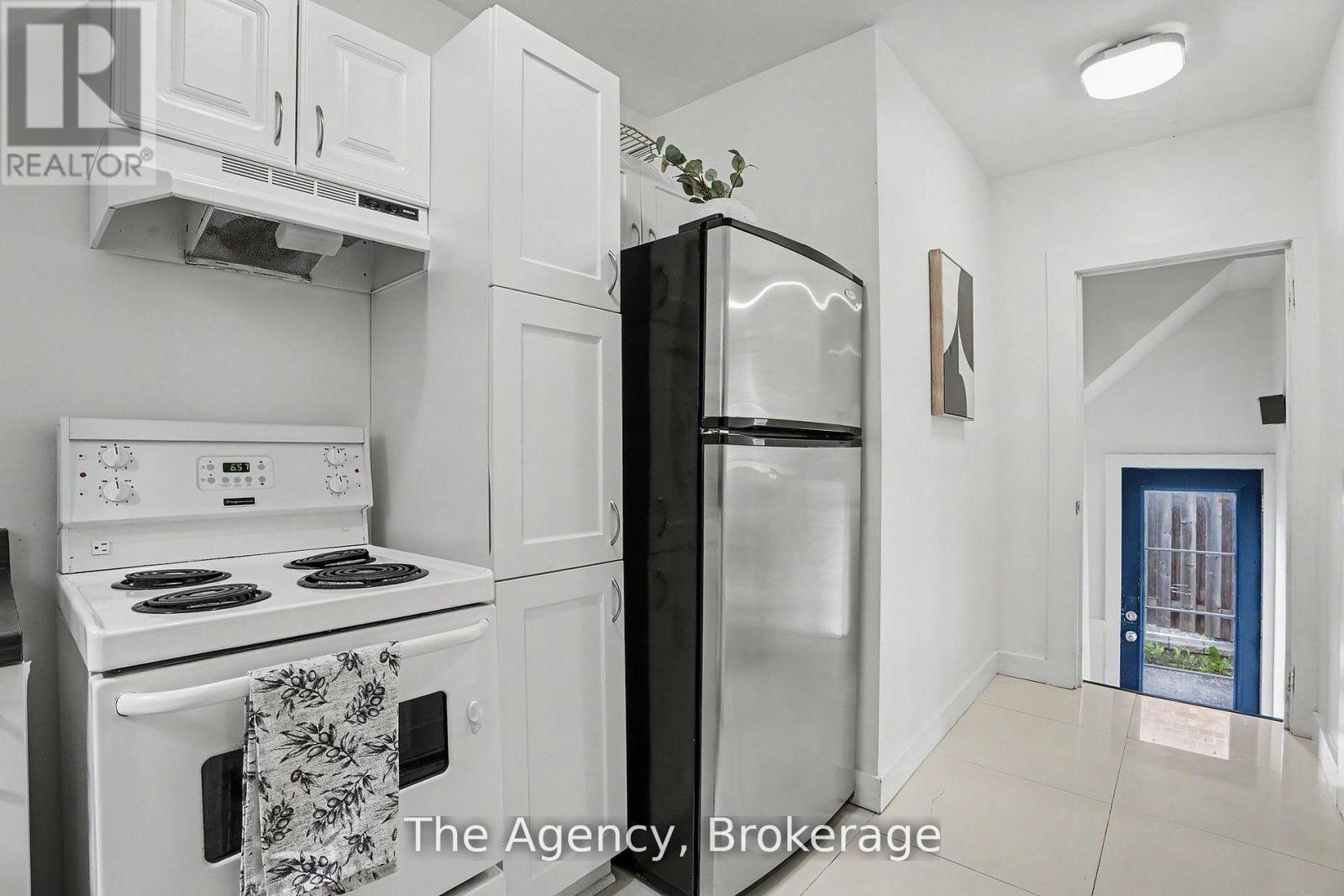 881 LAKESHORE ROAD E - 19