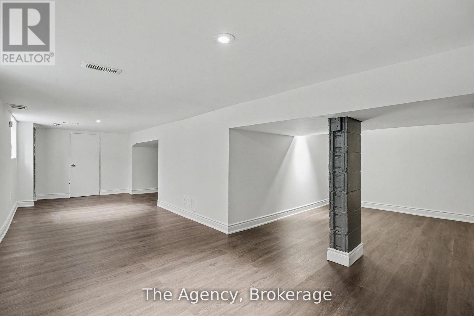 881 LAKESHORE ROAD E - 22