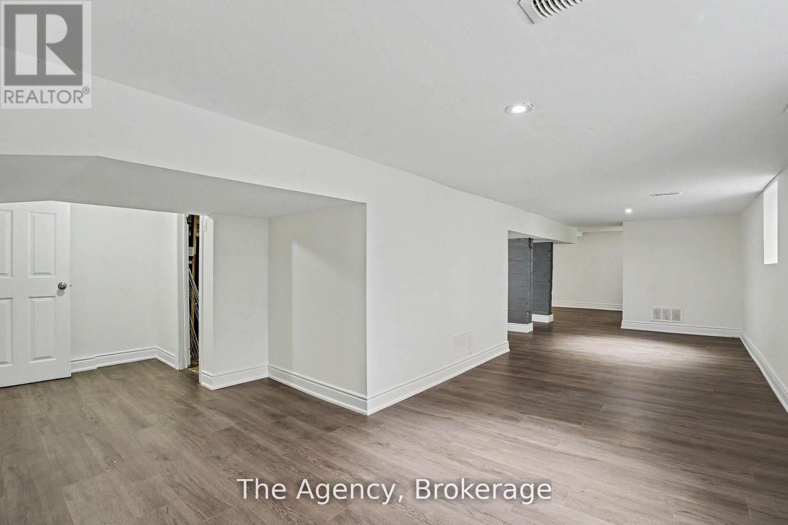 881 LAKESHORE ROAD E - 24