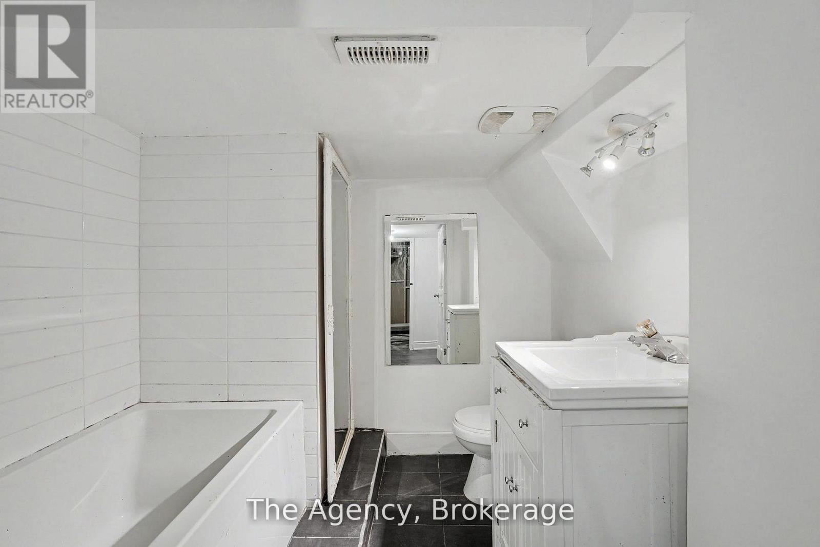 881 LAKESHORE ROAD E - 25