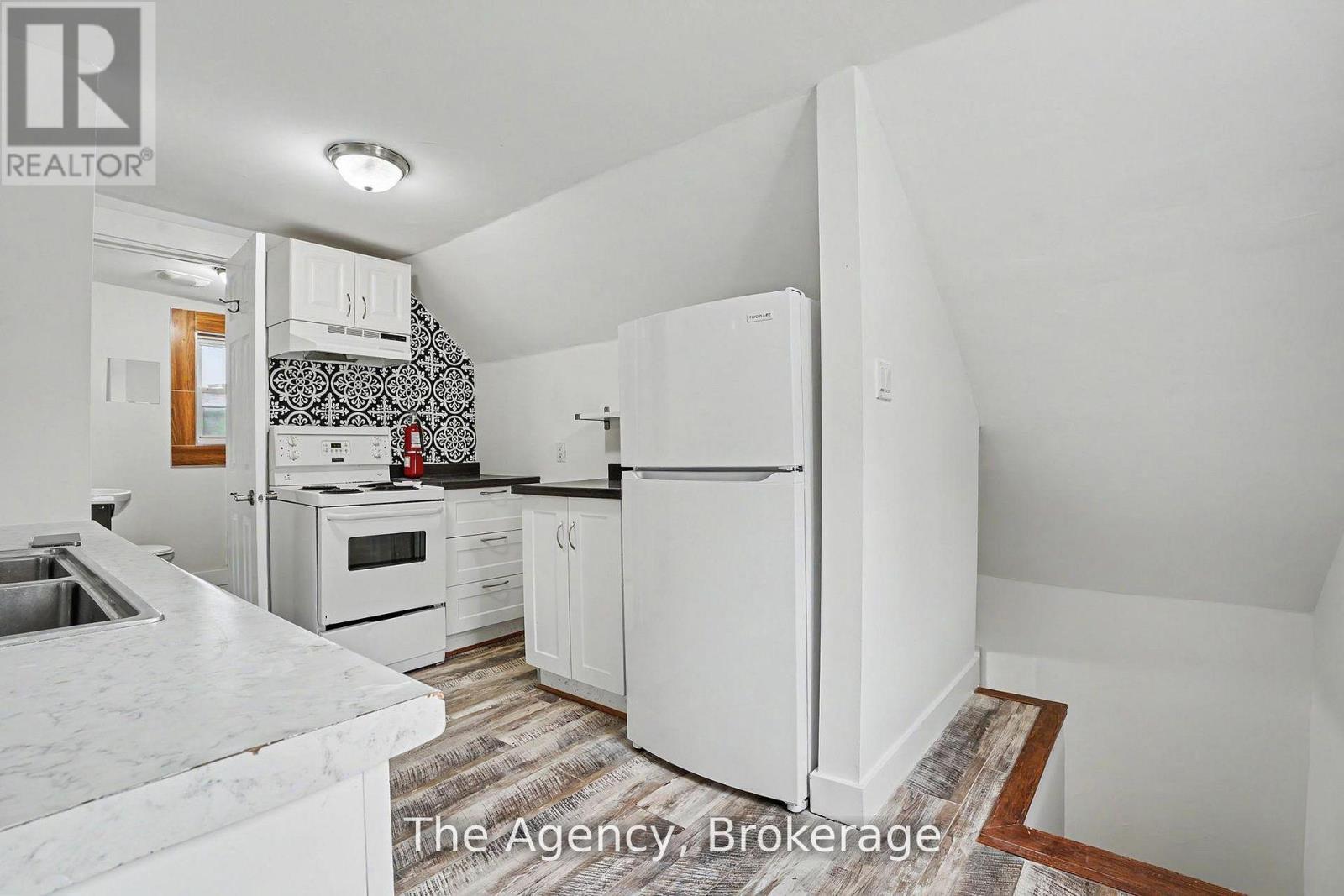 881 LAKESHORE ROAD E - 30