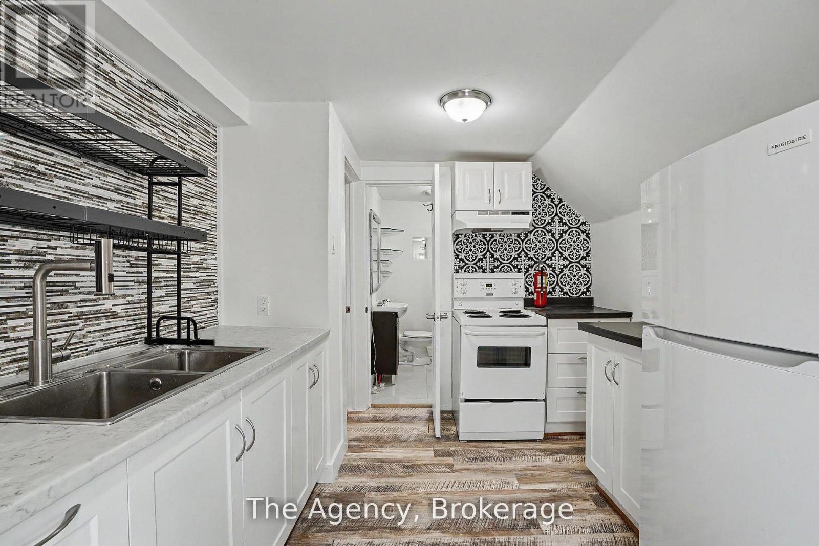 881 LAKESHORE ROAD E - 31