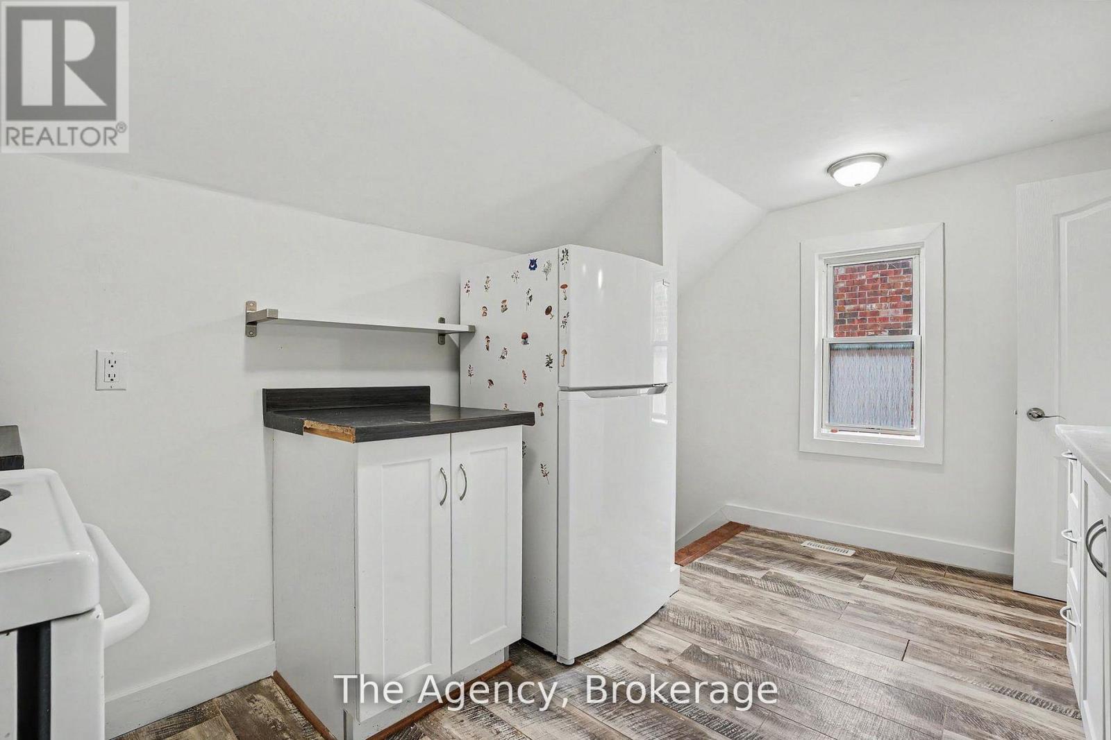 881 LAKESHORE ROAD E - 32
