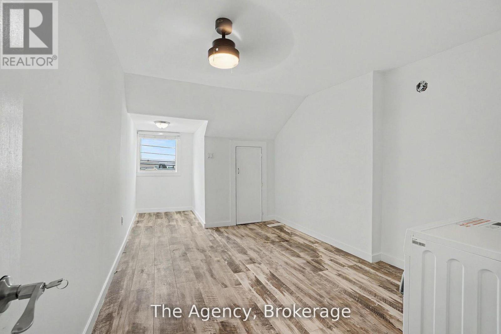 881 LAKESHORE ROAD E - 33