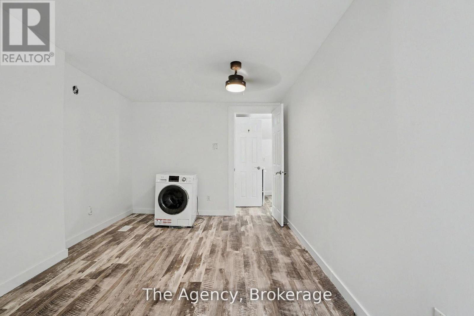 881 LAKESHORE ROAD E - 34