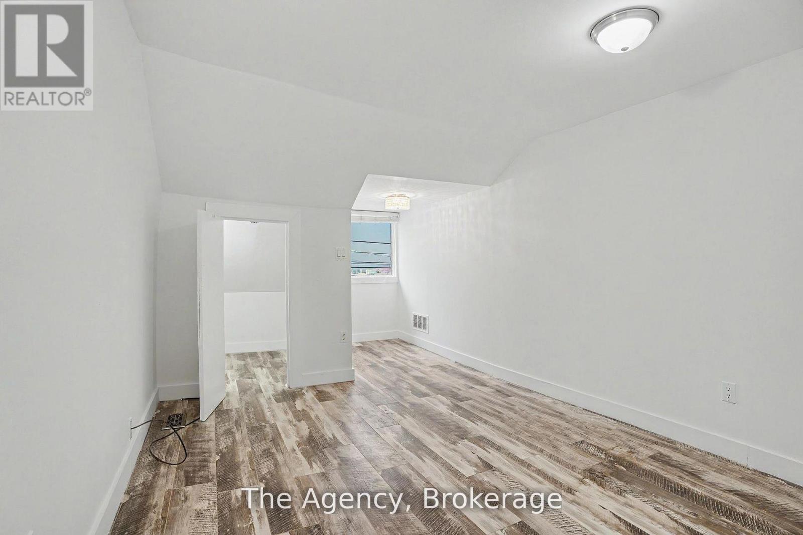 881 LAKESHORE ROAD E - 35