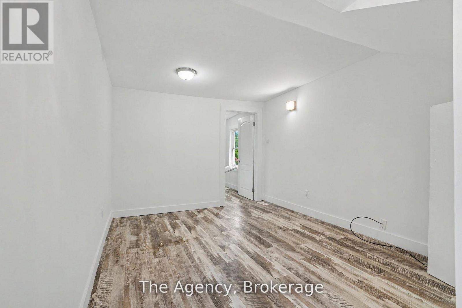 881 LAKESHORE ROAD E - 36