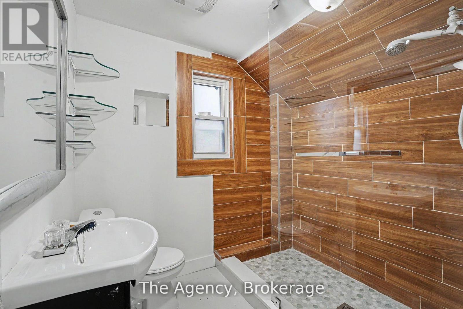 881 LAKESHORE ROAD E - 37
