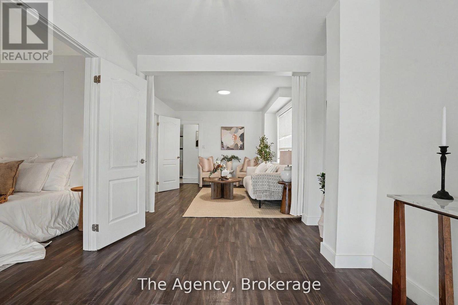 881 LAKESHORE ROAD E - 9