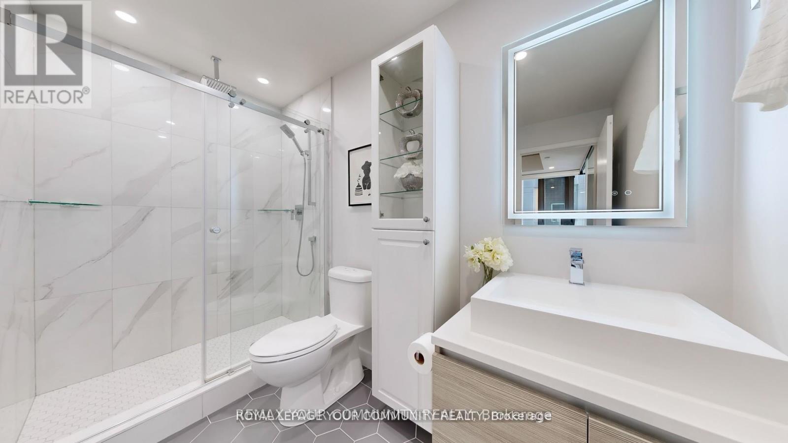 #314 111 BATHURST STREET - 15