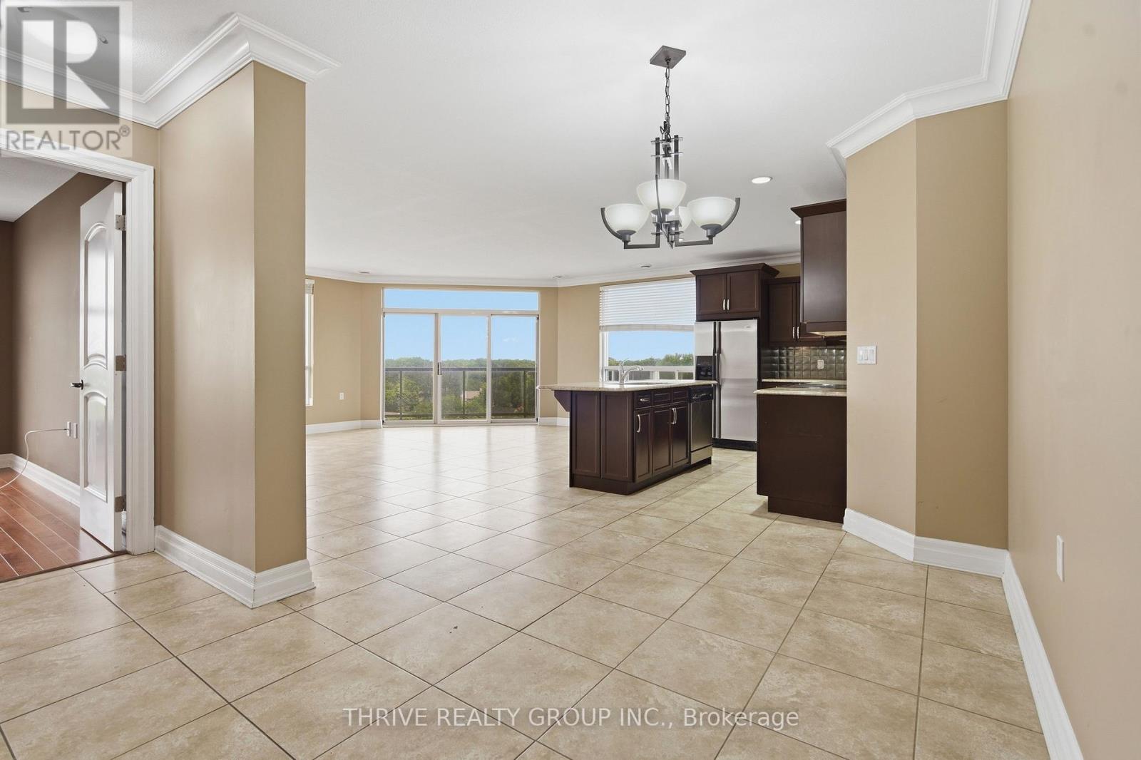 #802 250 PALL MALL STREET - Image 3