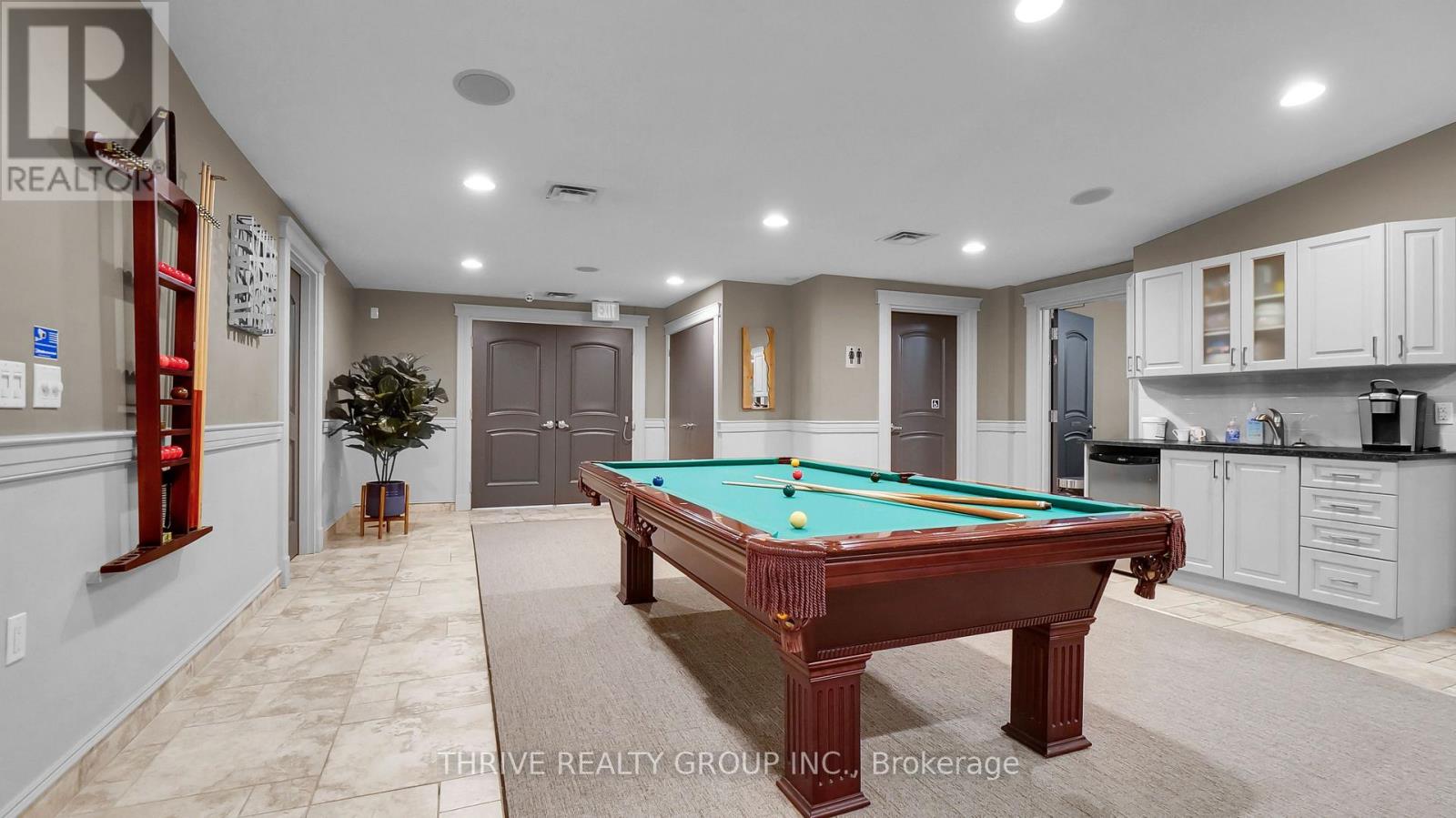 #802 250 PALL MALL STREET - Image 41