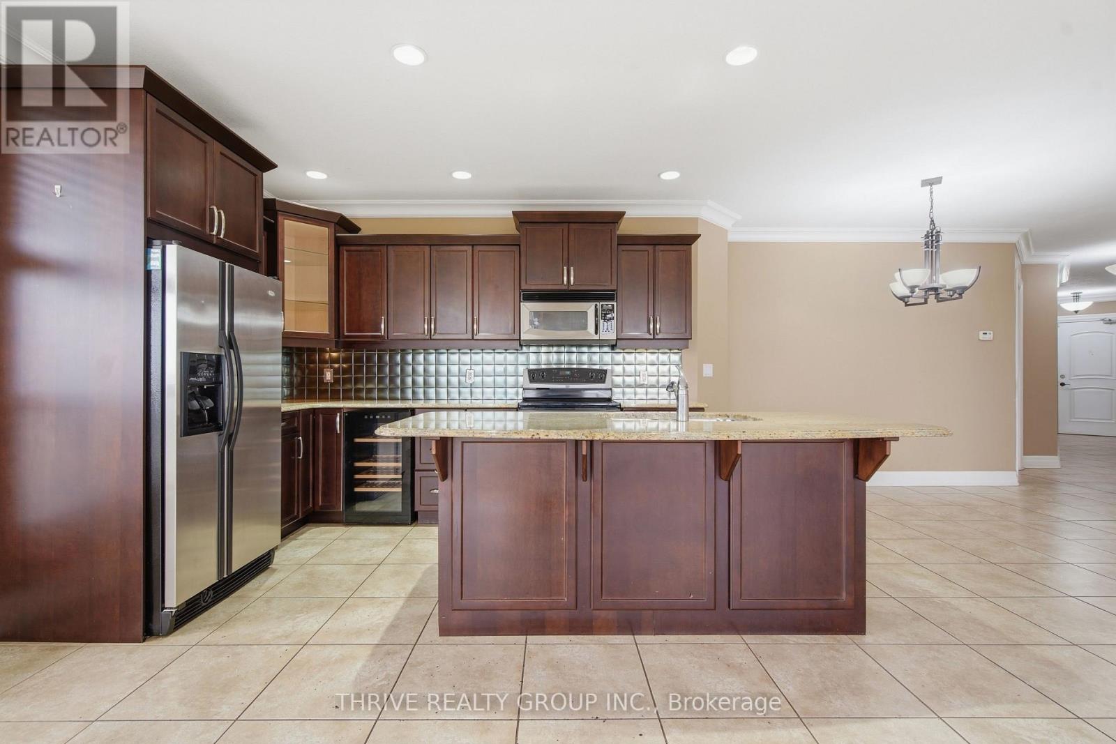 #802 250 PALL MALL STREET - Image 7