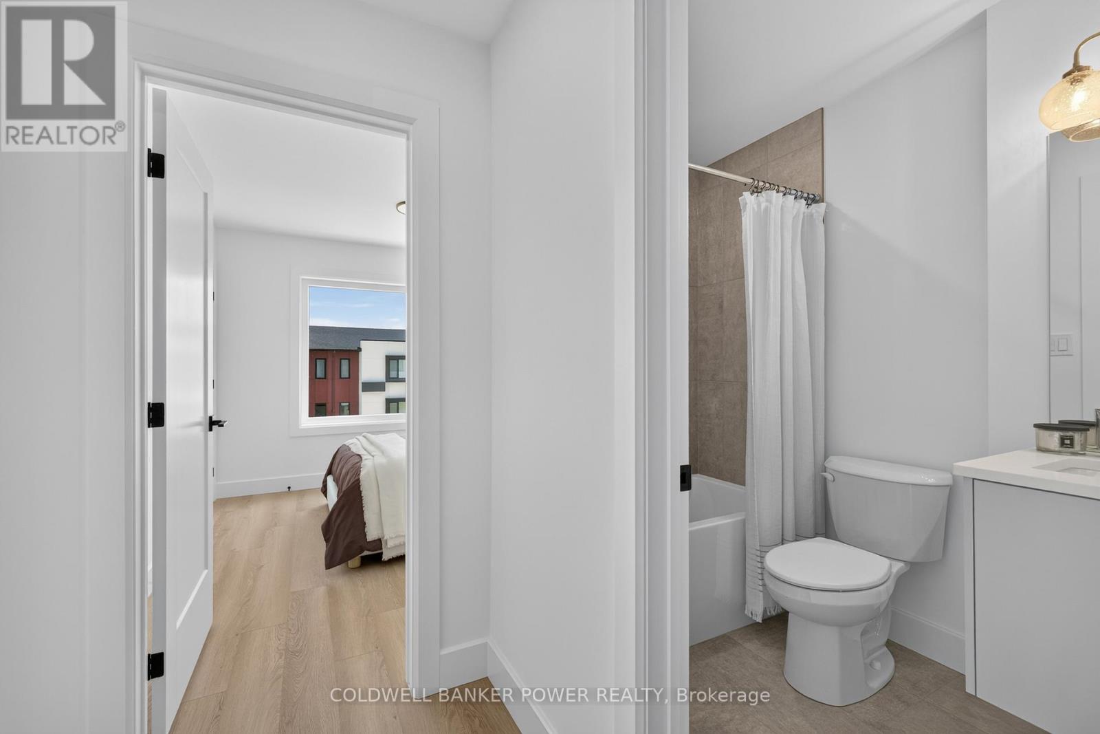 #30 3361 DAVID MILNE WAY - 37