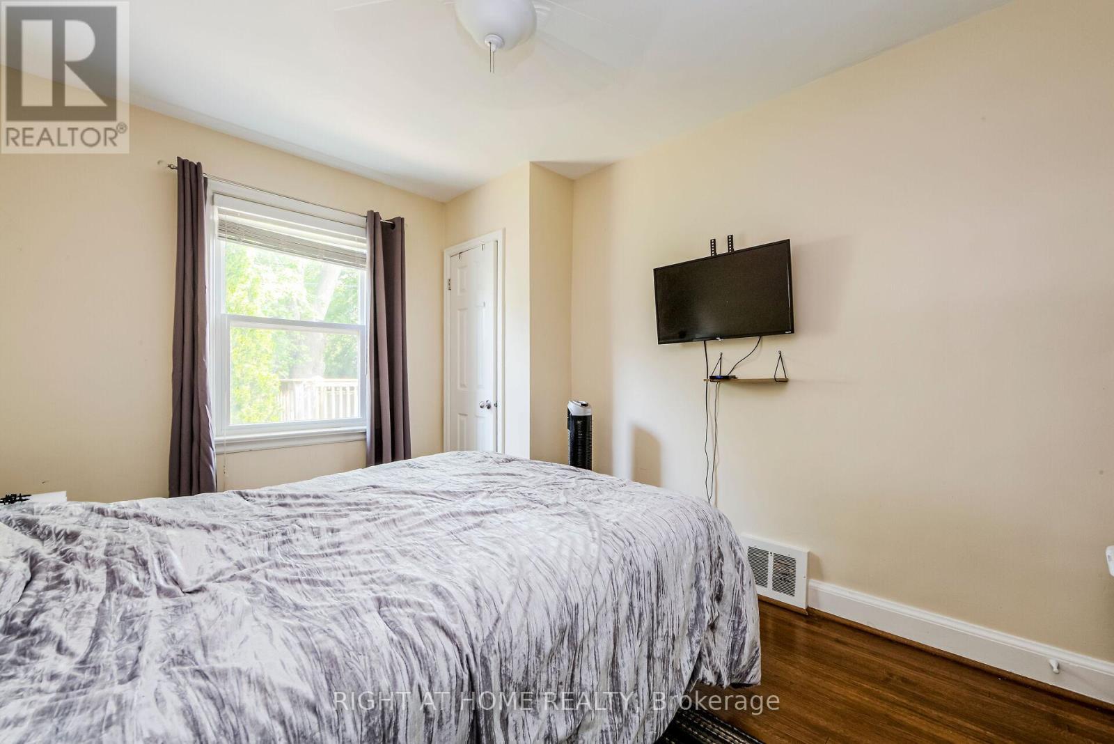 32 FLORENS AVENUE - 17