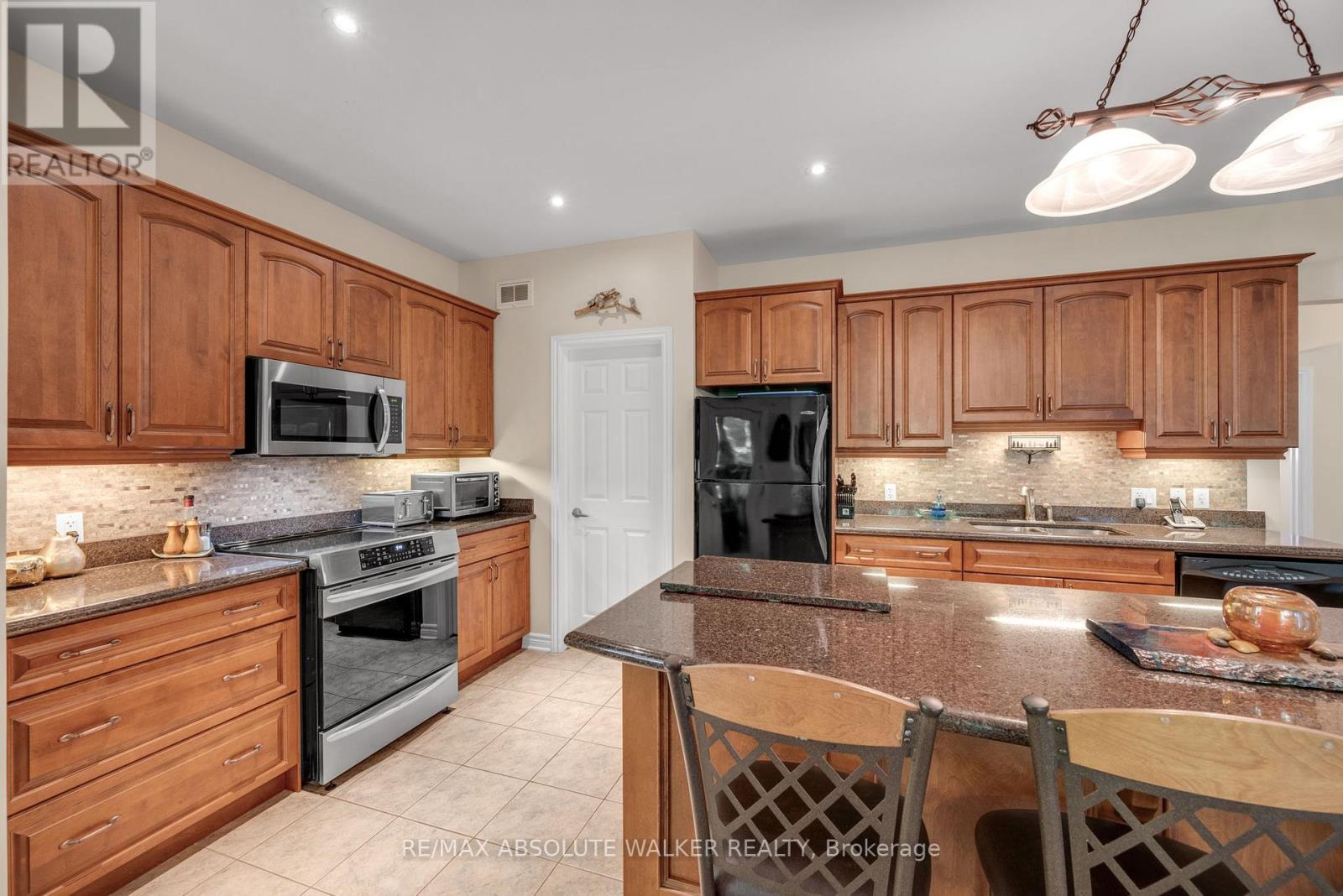 3 Bed, 2 Bath House for Sale in Ottawa – 114 HARDWOOD DRIVE, Ottawa – MLS# X13531508 - Image 10