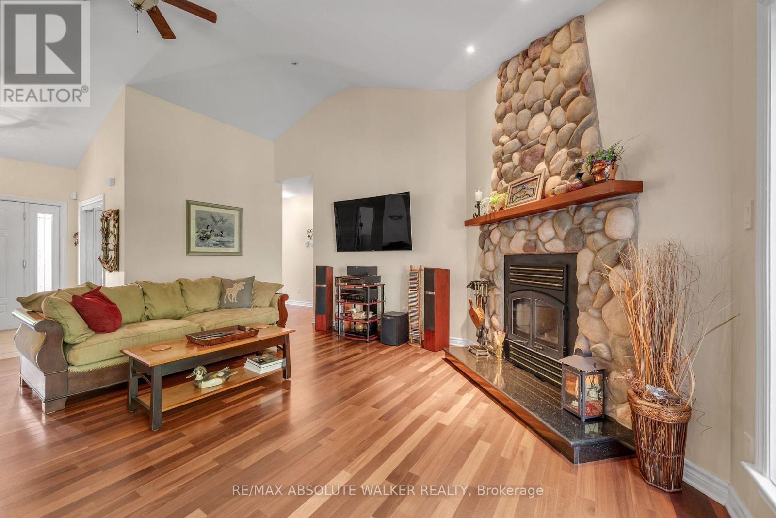3 Bed, 2 Bath House for Sale in Ottawa – 114 HARDWOOD DRIVE, Ottawa – MLS# X13531508 - Image 6