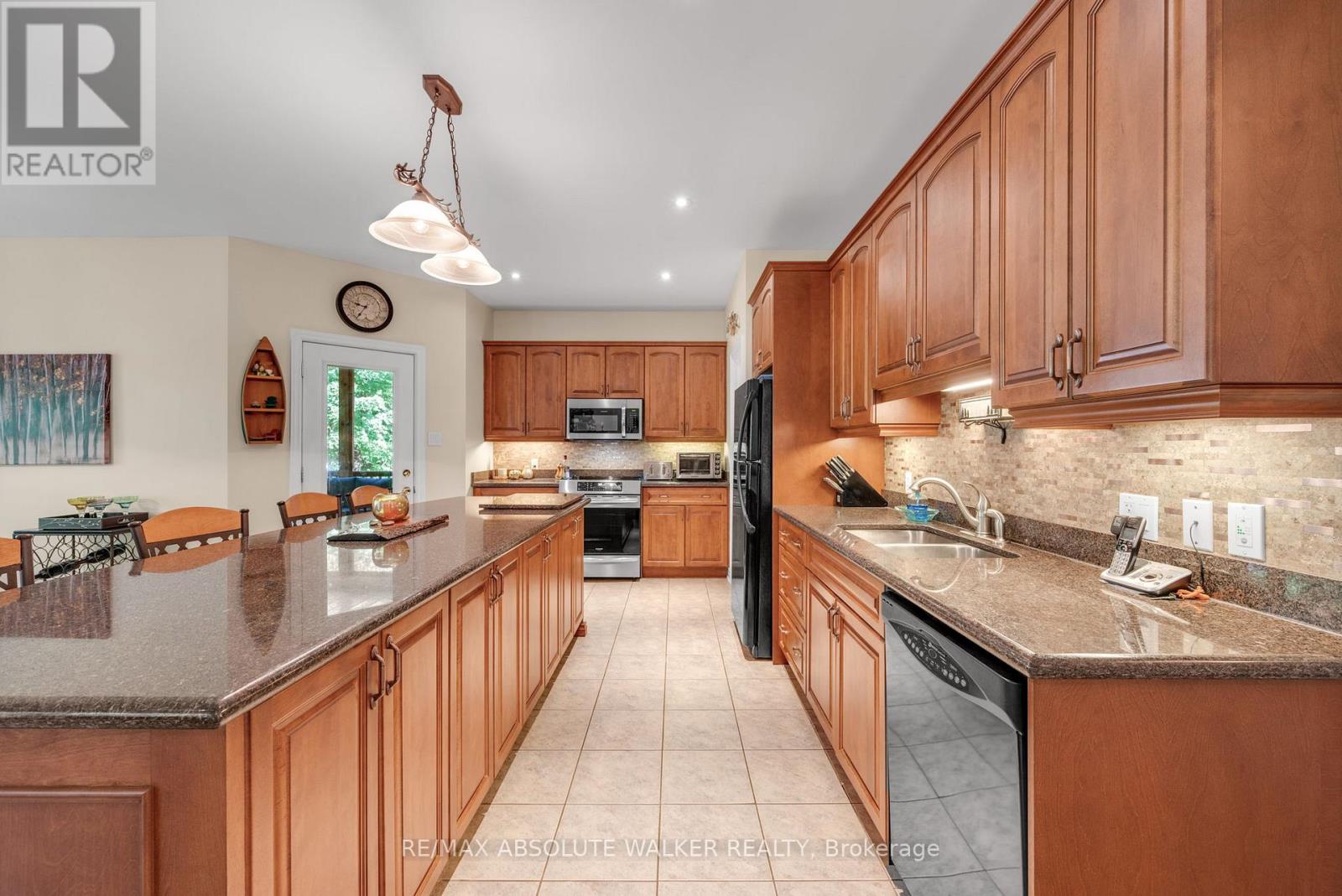 3 Bed, 2 Bath House for Sale in Ottawa – 114 HARDWOOD DRIVE, Ottawa – MLS# X13531508 - Image 8