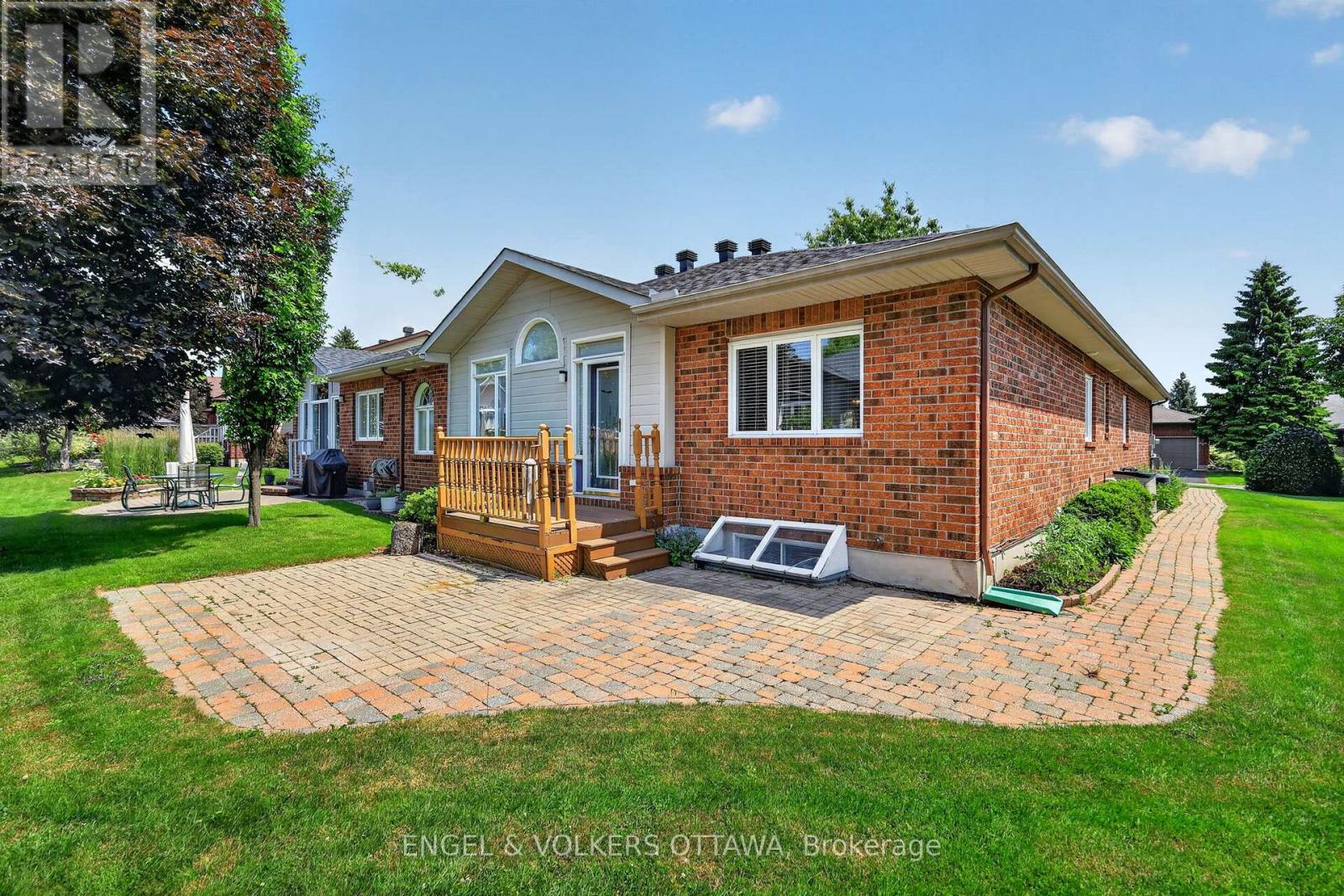 10 WATERTHRUSH CRESCENT - 38