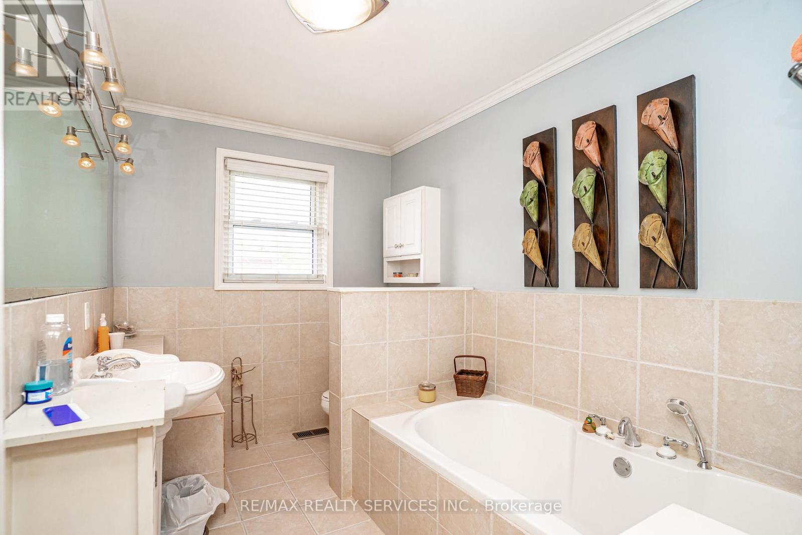 87 AMBLESIDE DRIVE - 24